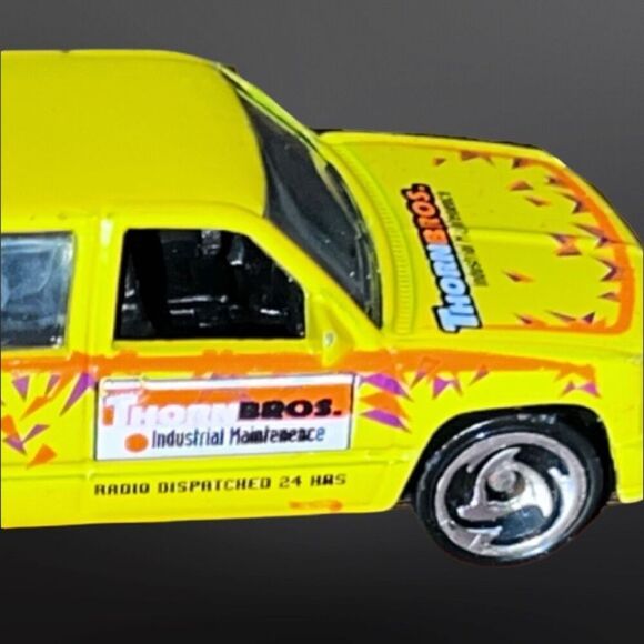 Hot Wheels Customized C3500 Truck Thorn Brothers Yellow/Orange Diecast Truck - Picture 3 of 7